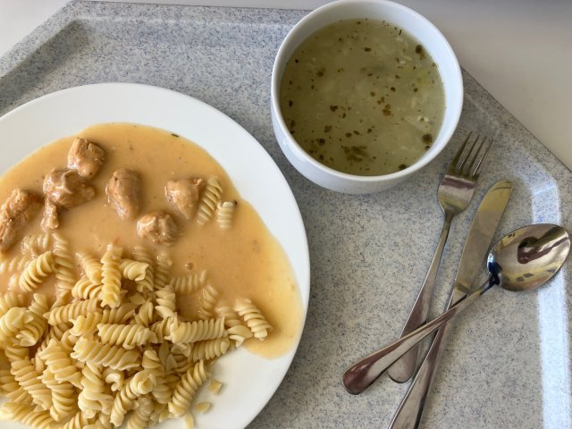 kapustová polévka, kuře na paprice s těstovinami