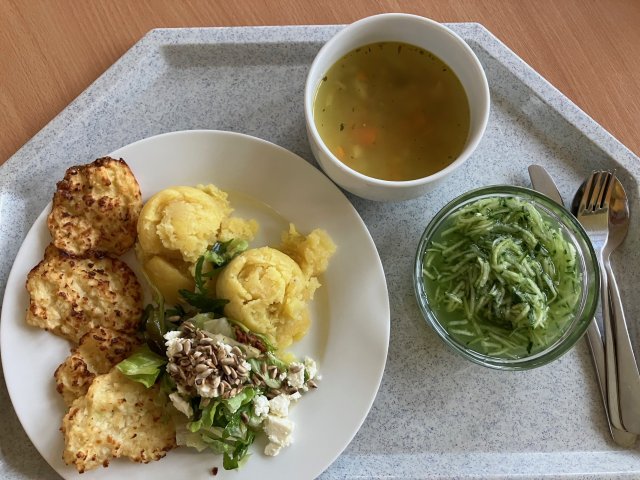 polévka z červené čočky, květákové placičky s bramborem