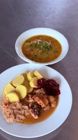 polévka z červené čočky, vepřové výpečky, bramborové knedlíky, zelí