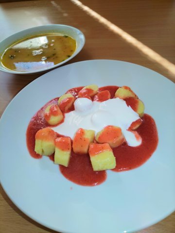 polévka z červené čočky, tvarohové knedlíky s ovocným přelivem