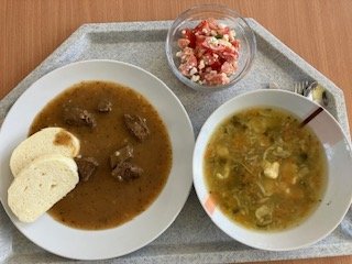 vývar s noky, hovězí guláš, houskový knedlík