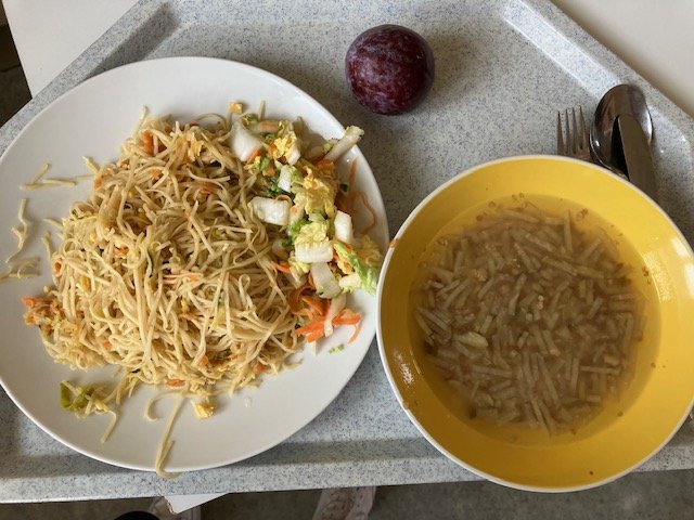 kedlubnová polévka s pohankou, čínské nudle se zeleninou a vejci