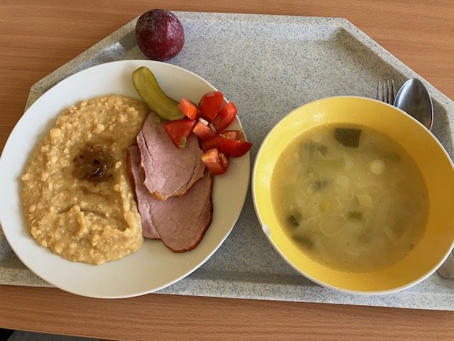 pórková polévka, uzené maso, hrachová kaše