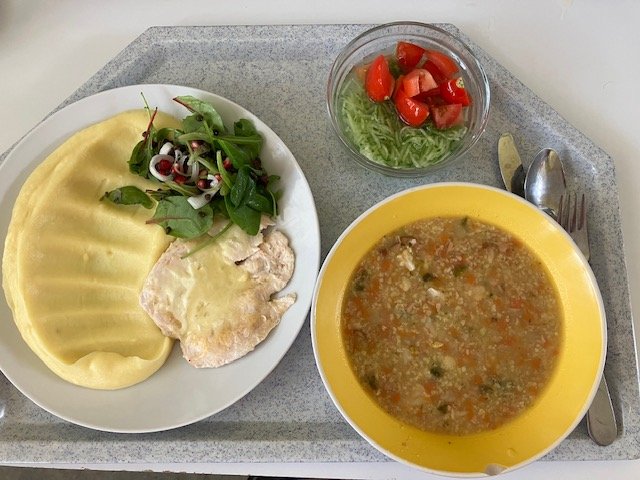 hovězí vývar s jáhly, kuřecí plátek se sýrem, bramborová kaše