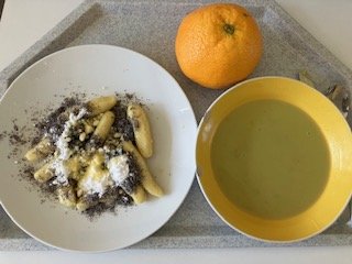 hráškový krém, bramborové šišky se strouhankou nebo mákem