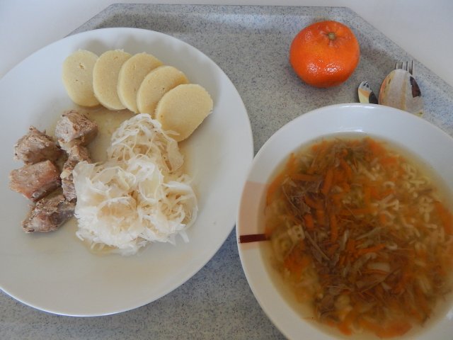 vývar s těstovinou, moravský vrabec, bramborový knedlík, zelí