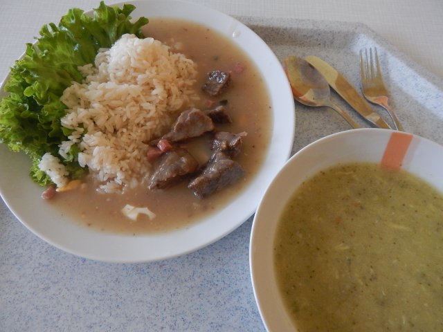 brokolicová polévka, rozuteklý ptáček, rýže, salát