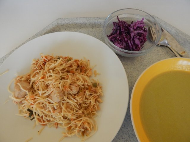 jarní zeleninová polévka, čínské nudle se zeleninou a masem