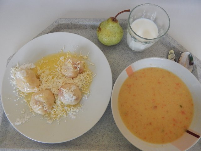 kukuřičná polévka s mrkví, ovocné knedlíky s jahodami a tvarohem, ovoce