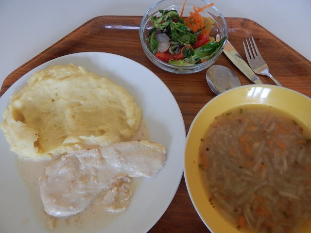 kedlubnová polévka s pohankou, krůtí plátek na citronu, bramborová kaše