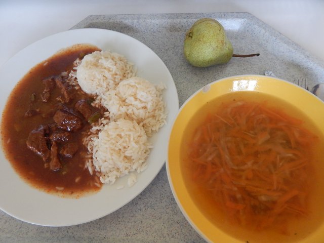 vývar s těstovinou, hovězí azu po tatarsku, rýže