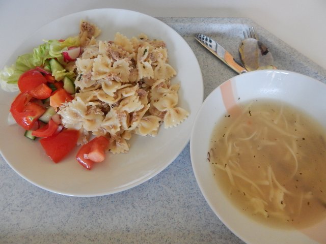 cibulačka se sýrem, těstovinový salát s tuňákem, zelenina