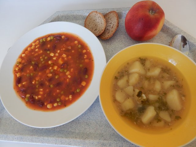 česnečka, baskidské fazole, pečivo, ovoce