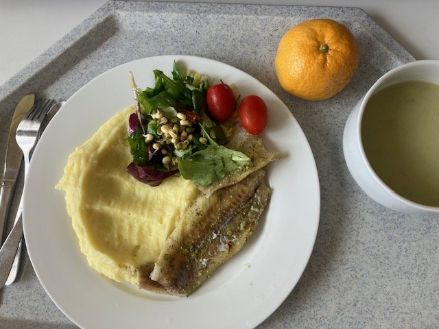 brokolicová polévka, aljašská treska s bramborovou kaší