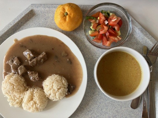 cizrnový krém, hovězí kostky na houbách s rýží