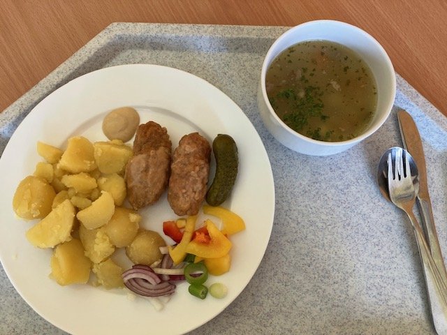 vývar s kapáním, čevabčiči s bramborem