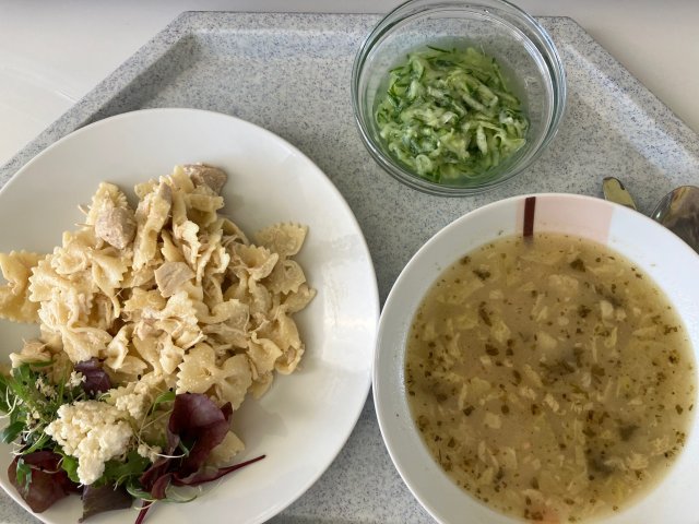 kapustová polévka, těstovinový salát s kuřecím masem