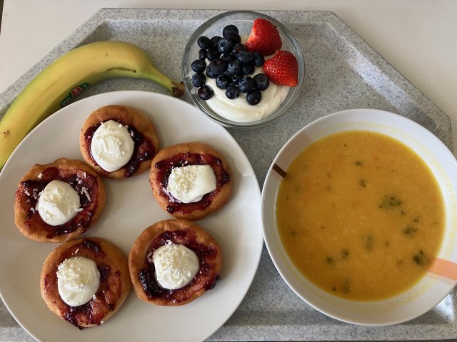 kukuřičná polévka s mrkví, bavorské vdolečky s marmeládou a tvarohem