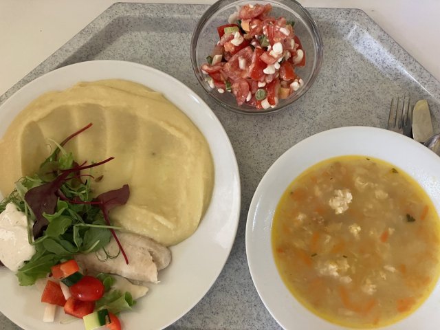 polévka z vaječné jíšky, talápie na másle s bramborovou kaší