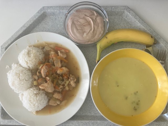 cizrnový krém, kuřecí čína s rýží