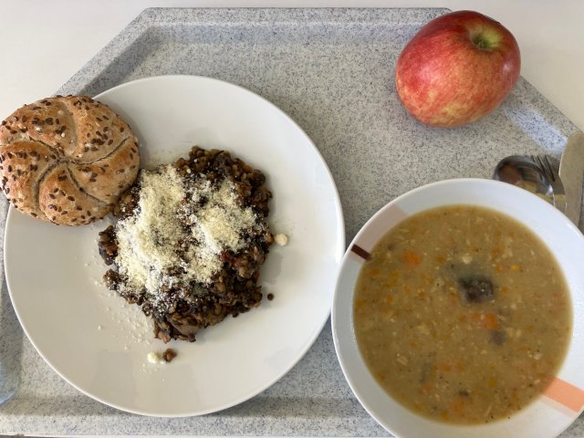 bramboračka, teplý salát z čočky beluga