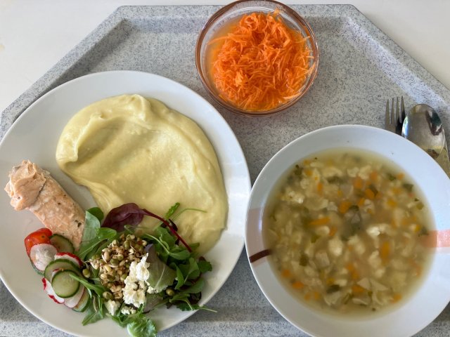 vývar s kapáním, losos na másle s bramborovou kaší