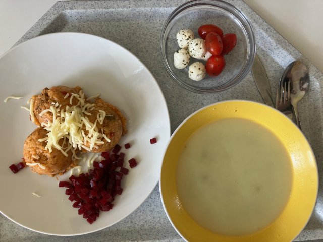 brokolicová polévka, vepřové rizoto po srbsku se sýrem