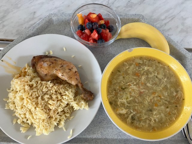 květáková polévka, kuřecí stehno s těstovinovou rýží