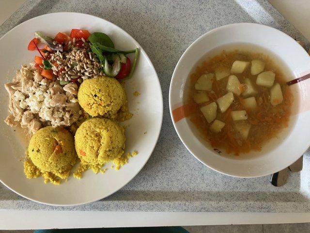 česnečka s krutony, kuřecí maso na zelenině s kuskusem