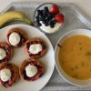 kukuřičná polévka s mrkví, bavorské vdolečky s marmeládou a tvarohem