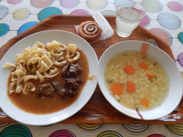 vývar s těstovinou, hovězí guláš, těstoviny, moučník