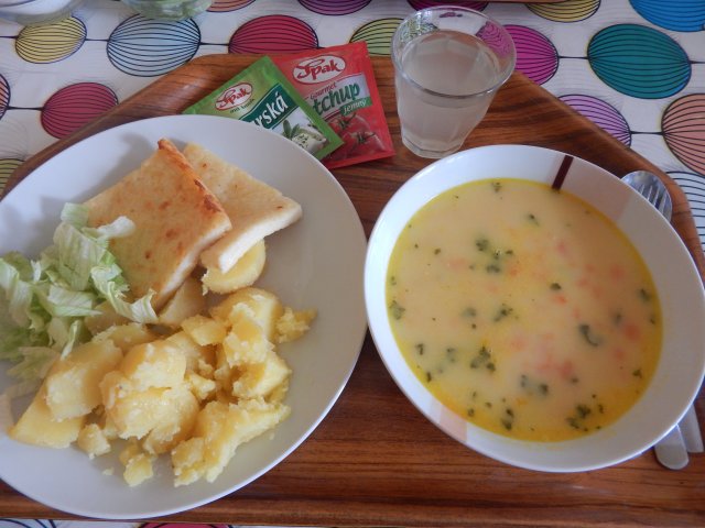 kukuřičná s mrkví, sýrový nákyp, brambory, ledový salát