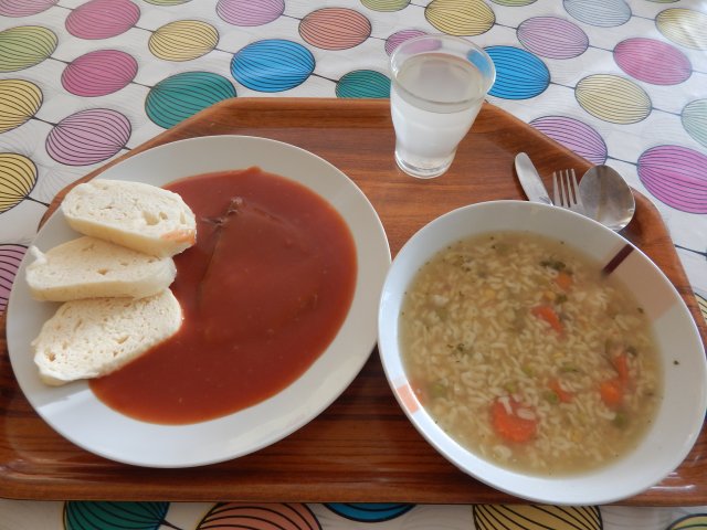 vývar s těstovinou, rajská omáčka s hovězím masem, houskový knedlík