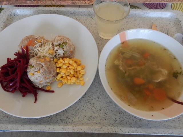 vývar se zeleninou a vajíčkem, zeleninové rizoto, sýr, červená řepa