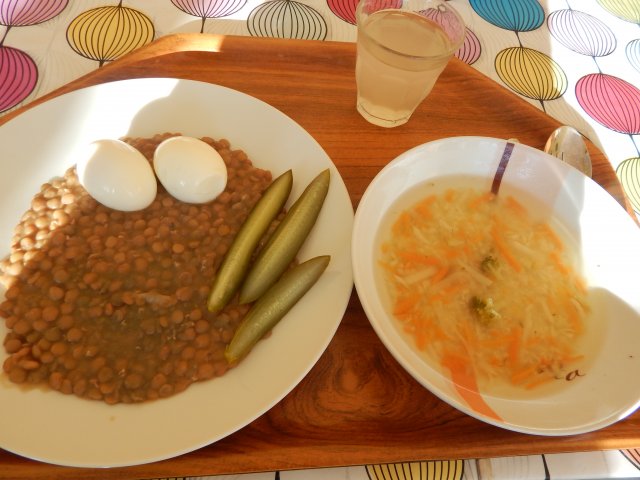 zeleninová polévka, čočka, vajíčko, kyselá okurka
