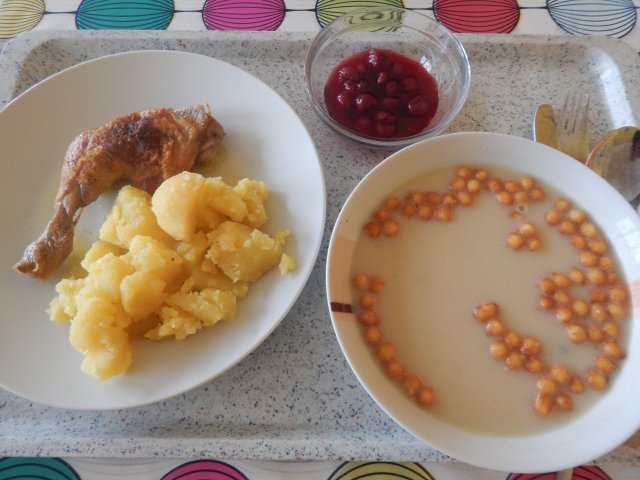 květáková polévka, pečené kuře s bramborem, kompot