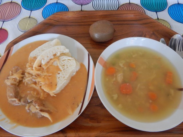 hovězí vývar s cizrnou, segedínský guláš, houskový knedlík, ovoce