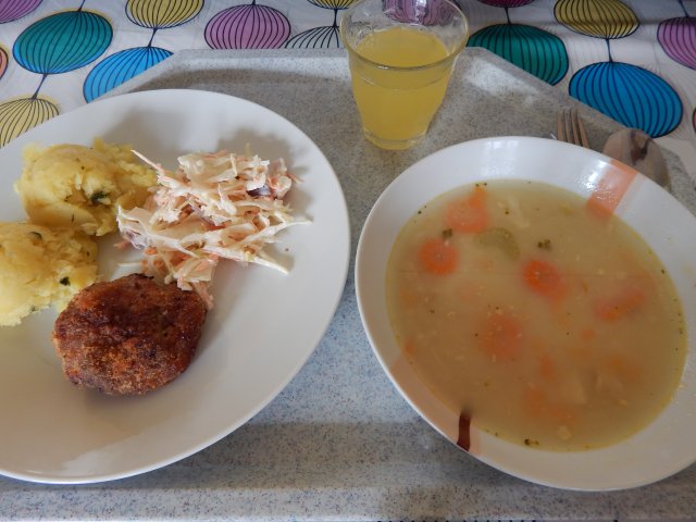 rybí polévka, karbanátek, šťouchané brambory, zeleninový salát