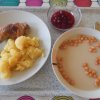 květáková polévka, pečené kuře s bramborem, kompot