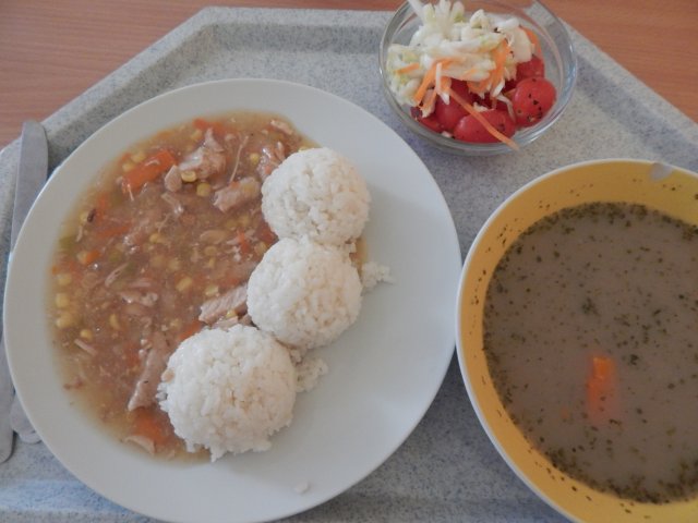 hrachová polévka s opraženým hráškem, kuřecí čína, rýže