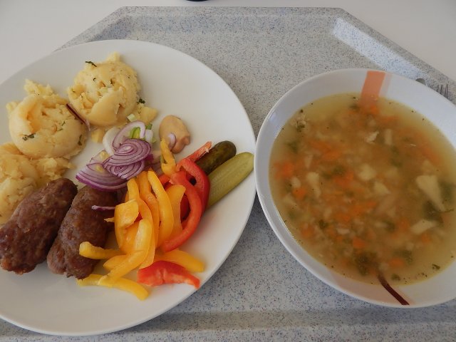 vývar s noky, čevapčiči, brambory, obloha