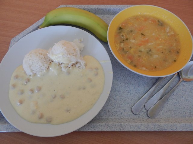 krupicová polévka s vejcem, cizrna na kari, rýže