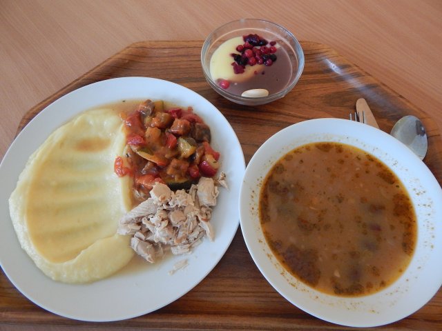 fazolová polévka, kuřecí nudličky, ratatouille, bramborová kaše