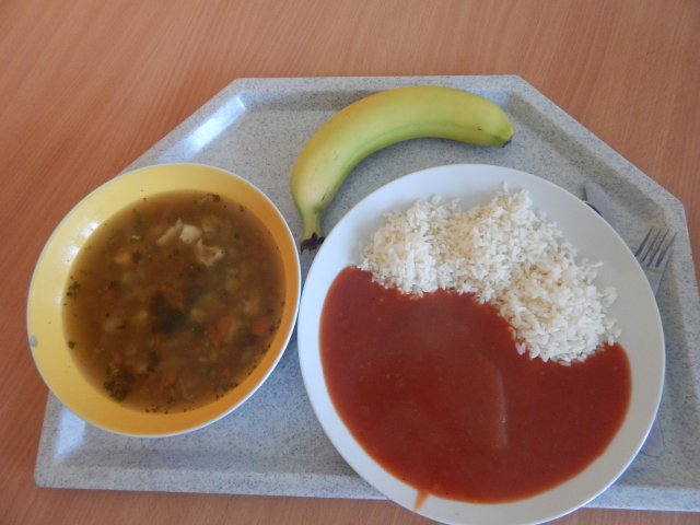 vývar s kapáním, hovězí maso, rajská omáčka, rýže