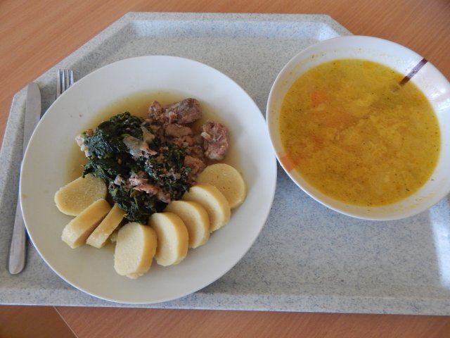 kapustová polévka, vepřové výpečky, bramborové knedlíky, špenát