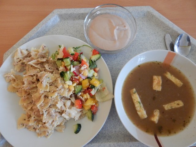 francouzská cibulačka, těstoviny s tuňákem a zeleninou