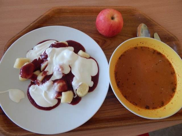 italská polévka, tvarohové knedlíky s ovocným přelivem