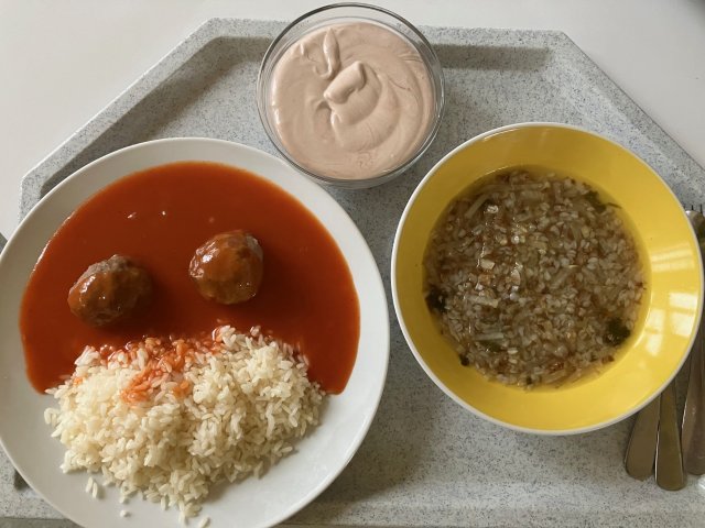 kedlubnová s pohankou, čufty s rajskou omáčkou a rýží