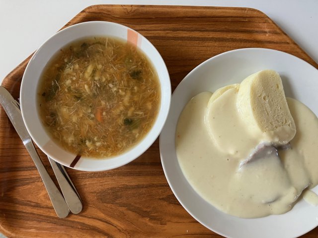 vývar se strouháním, hovězí maso v křenové omáčce, houskový knedlík