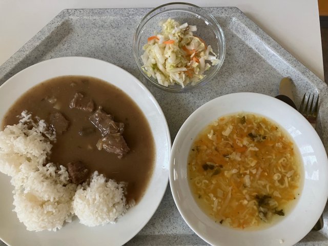 vývar s těstovinami, hovězí pečeně na houbách s rýží